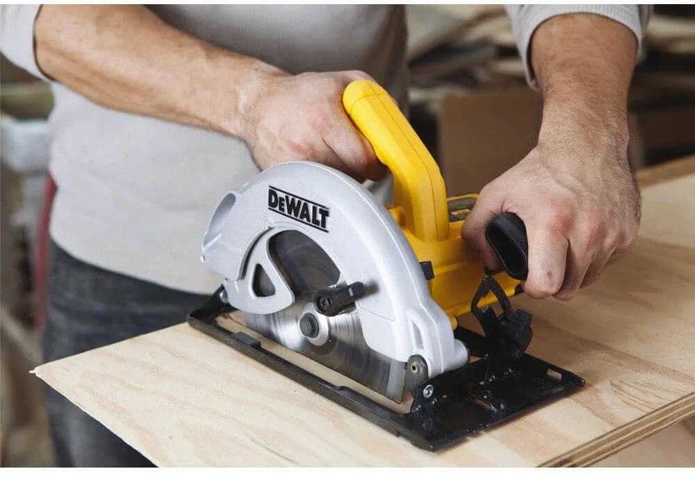 Дисковая пила сетевая DeWALT DWE560K