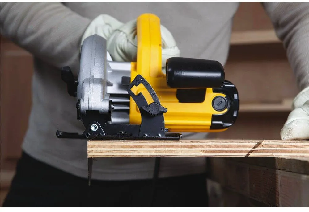 Дисковая пила сетевая DeWALT DWE560K