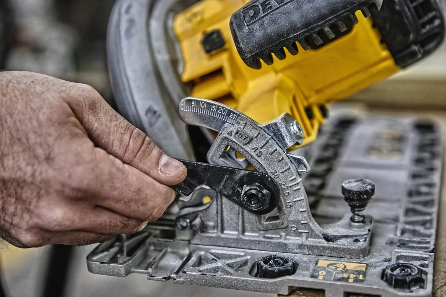 Пила дисковая DeWalt DWE576K