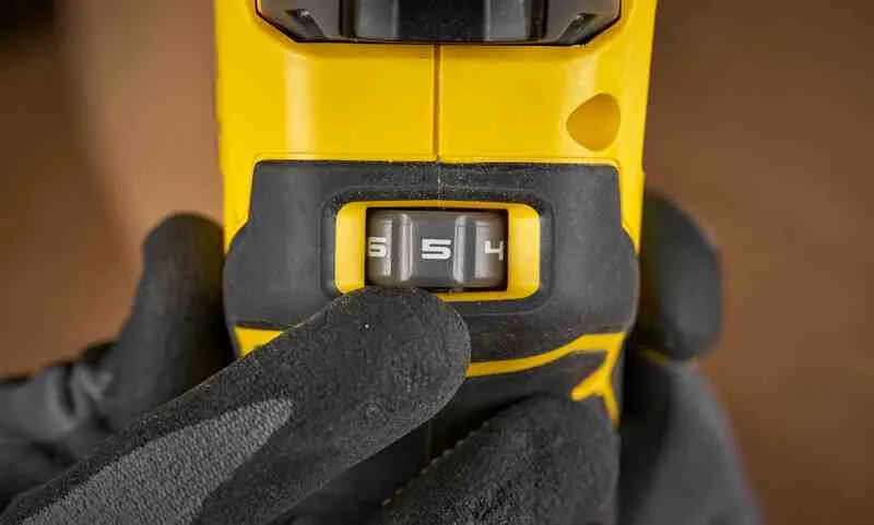 Аккумуляторная бесщеточная фрезерная машина STANLEY FATMAX SFMCW400B
