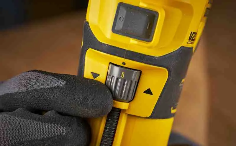 Аккумуляторная бесщеточная фрезерная машина STANLEY FATMAX SFMCW400B