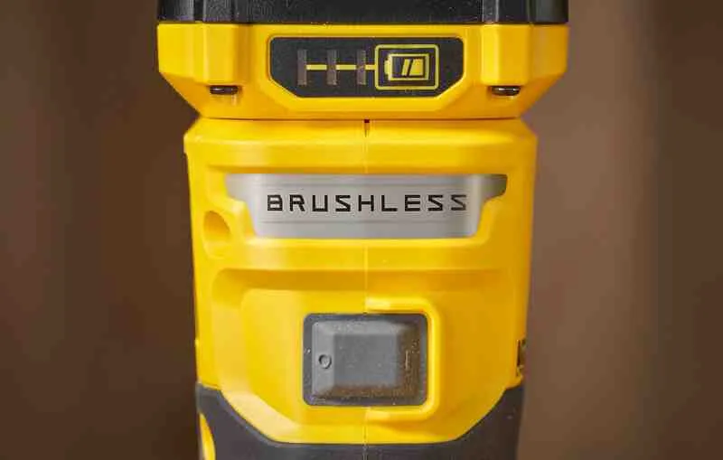 Аккумуляторная бесщеточная фрезерная машина STANLEY FATMAX SFMCW400B