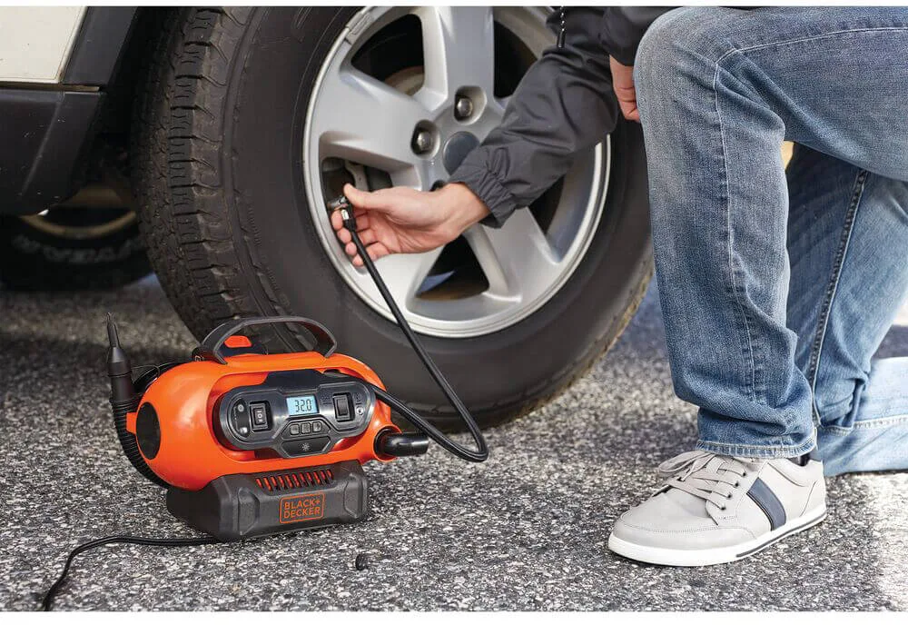 Компресор автомобільний акумуляторний BLACK+DECKER BDCINF18N