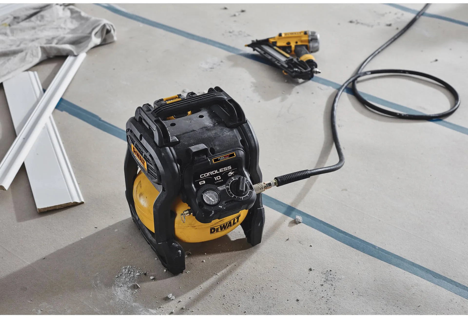 Аккумуляторный воздушный компрессор DeWALT DCC1018N