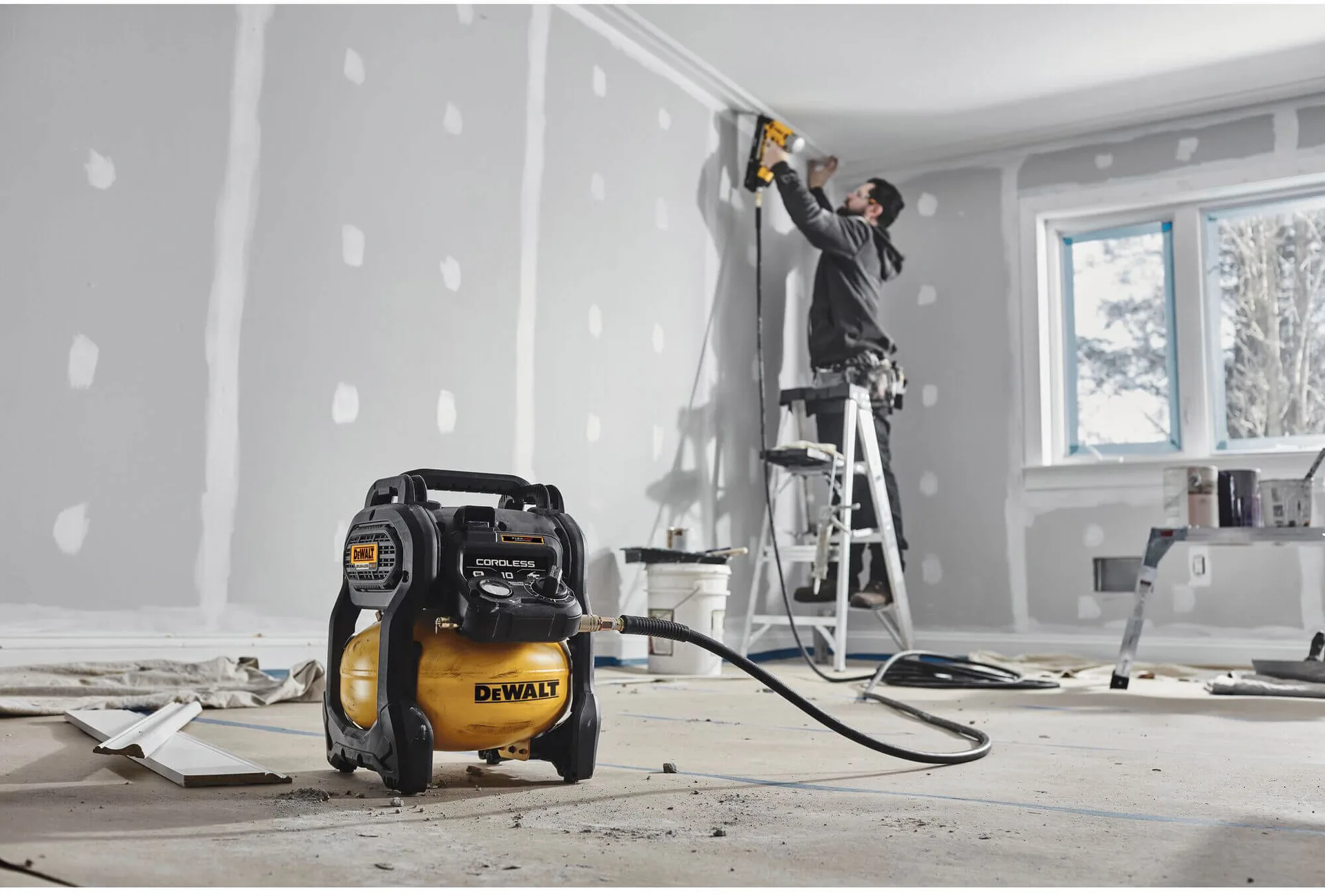 Аккумуляторный воздушный компрессор DeWALT DCC1018N