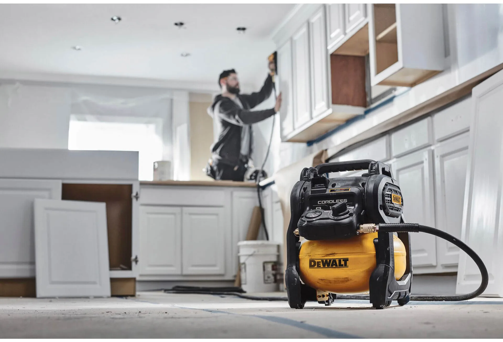 Аккумуляторный воздушный компрессор DeWALT DCC1018N