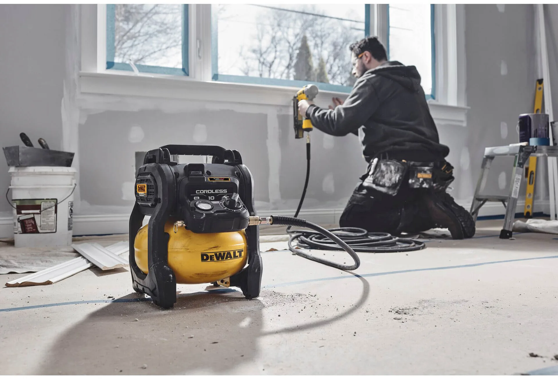 Аккумуляторный воздушный компрессор DeWALT DCC1018N