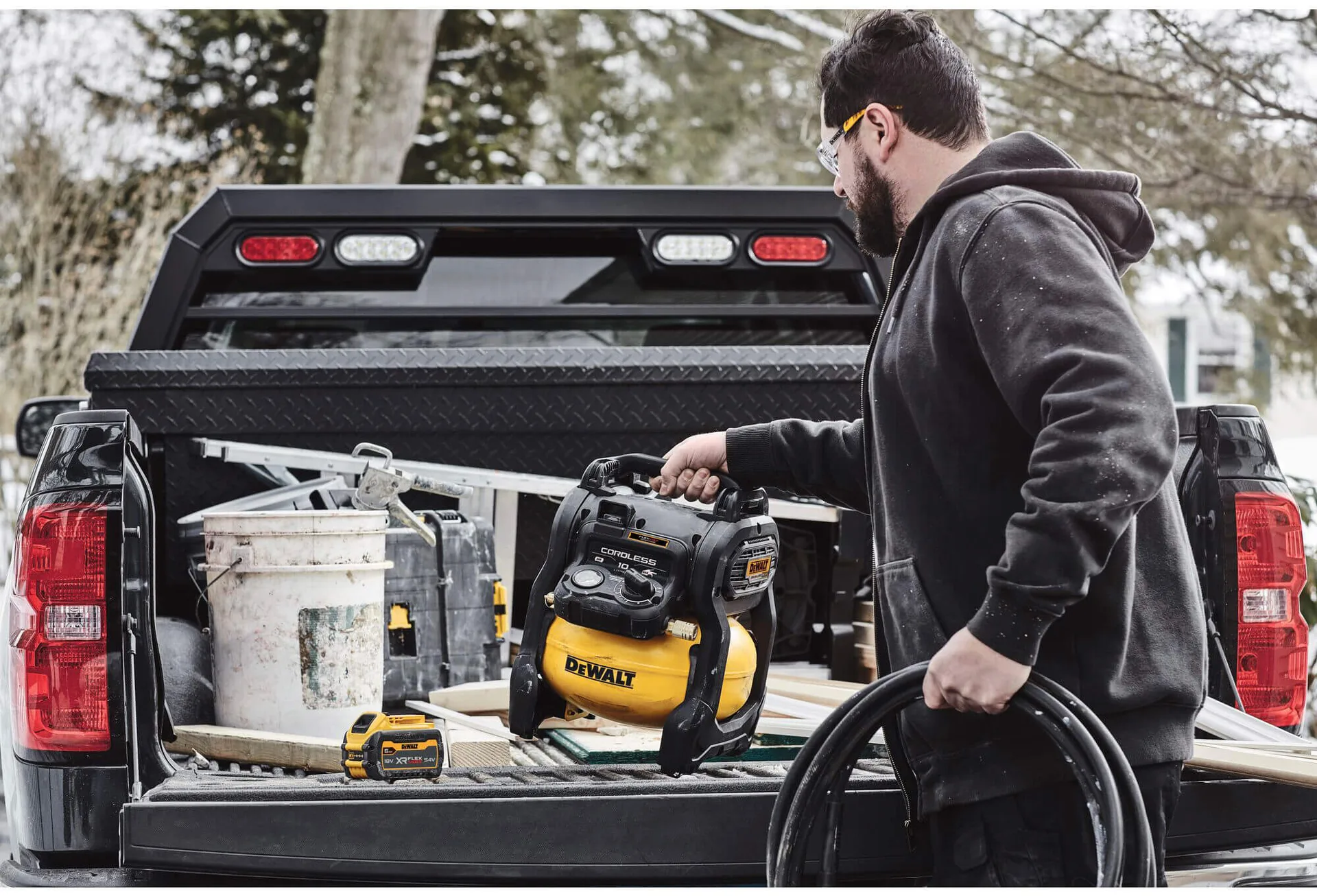 Аккумуляторный воздушный компрессор DeWALT DCC1018N
