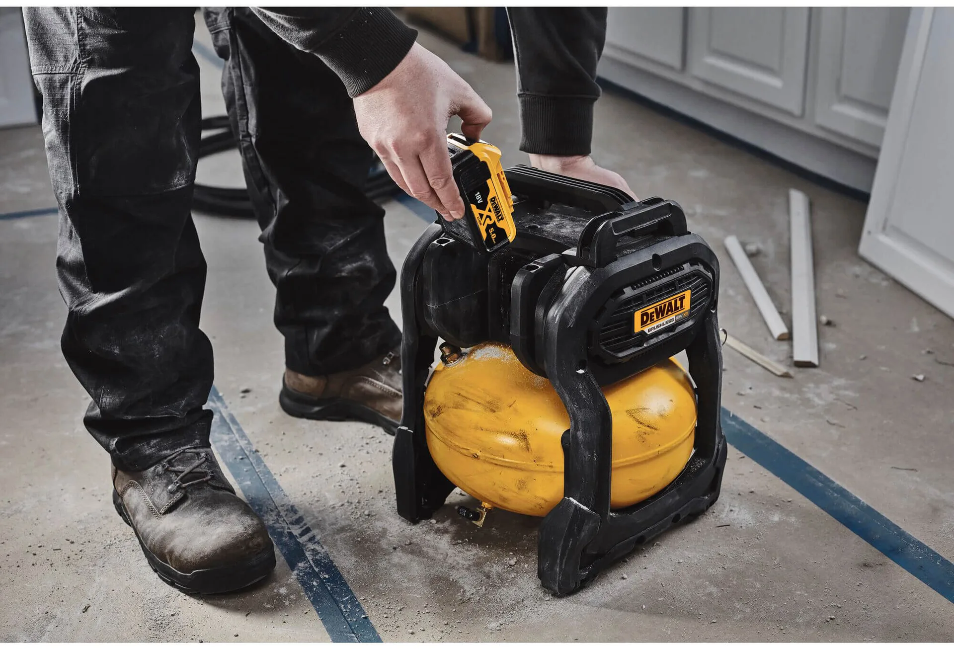 Аккумуляторный воздушный компрессор DeWALT DCC1018N