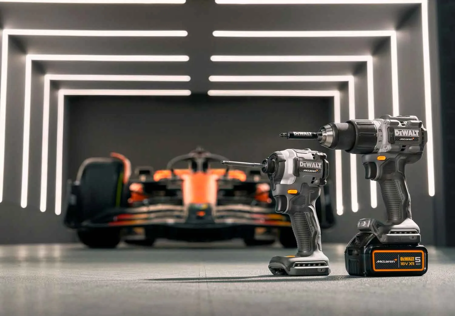 Набір з двох інструментів акумуляторних безщіткових McLaren F1 TEAM LIMITED EDITION DeWALT DCK200MP2T