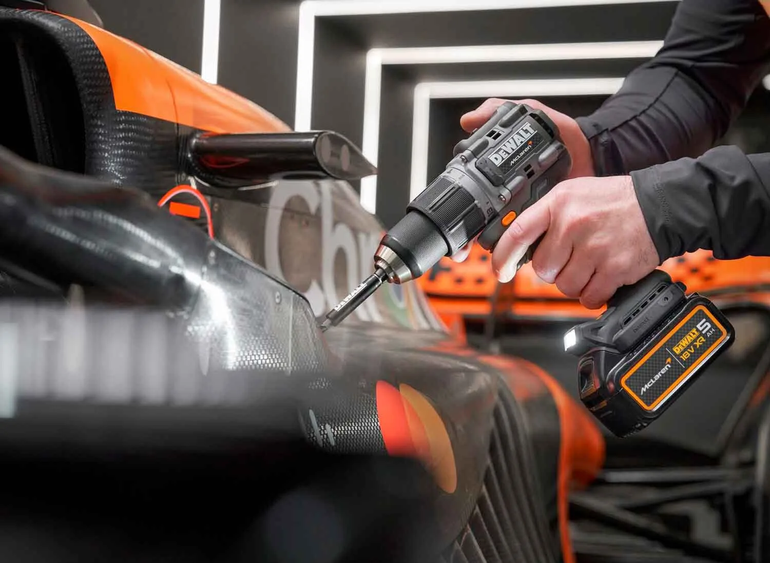 Набір з двох інструментів акумуляторних безщіткових McLaren F1 TEAM LIMITED EDITION DeWALT DCK200MP2T