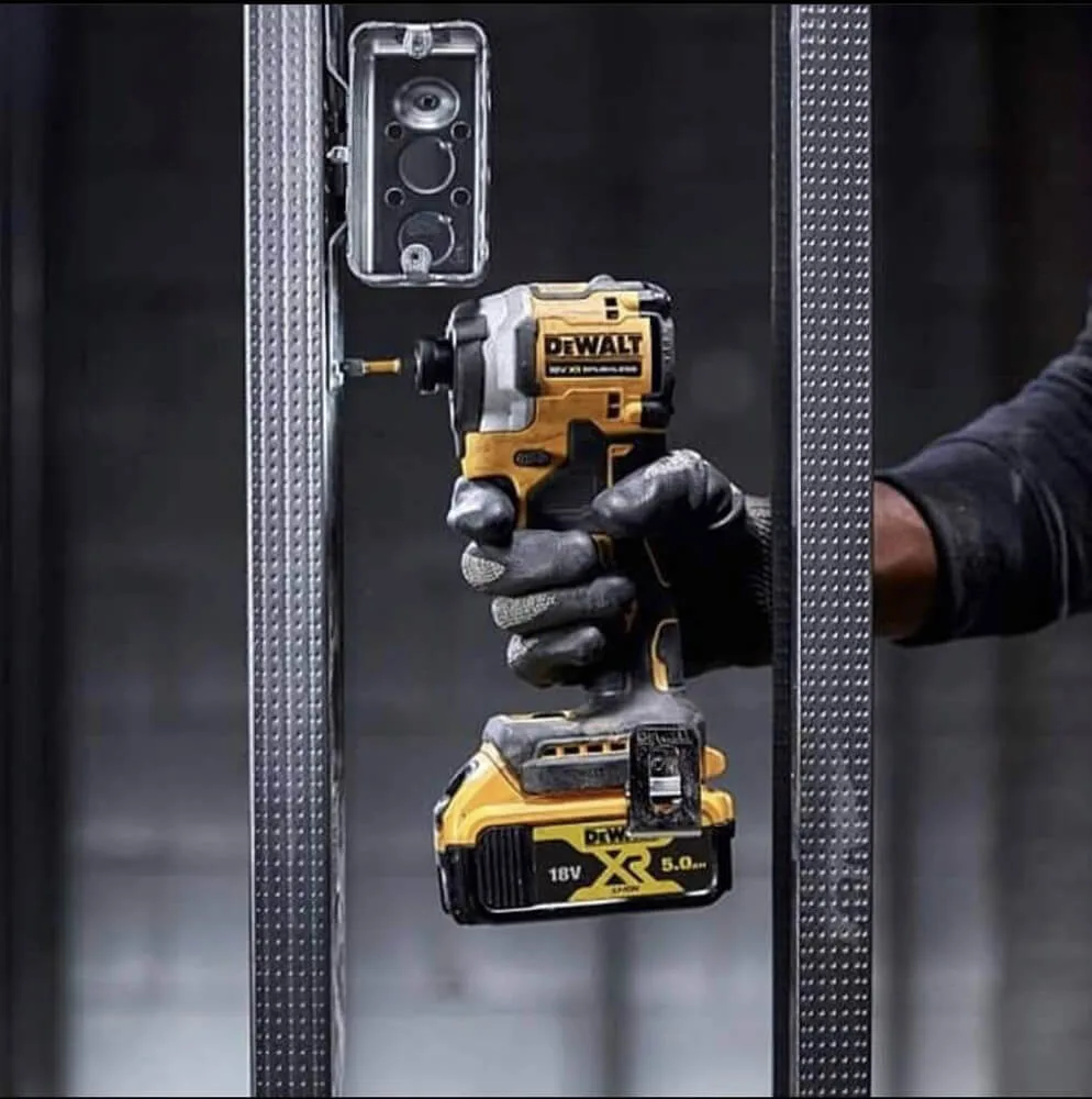 Набор из двух инструментов бесщеточных DeWALT DCK2050E2T