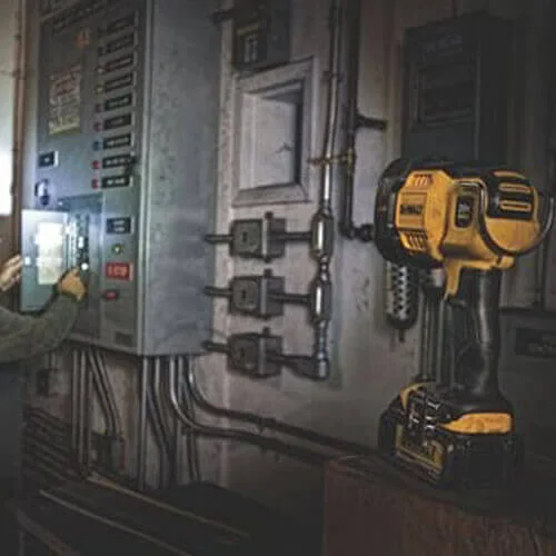 Аккумуляторный фонарь DeWalt DCL043