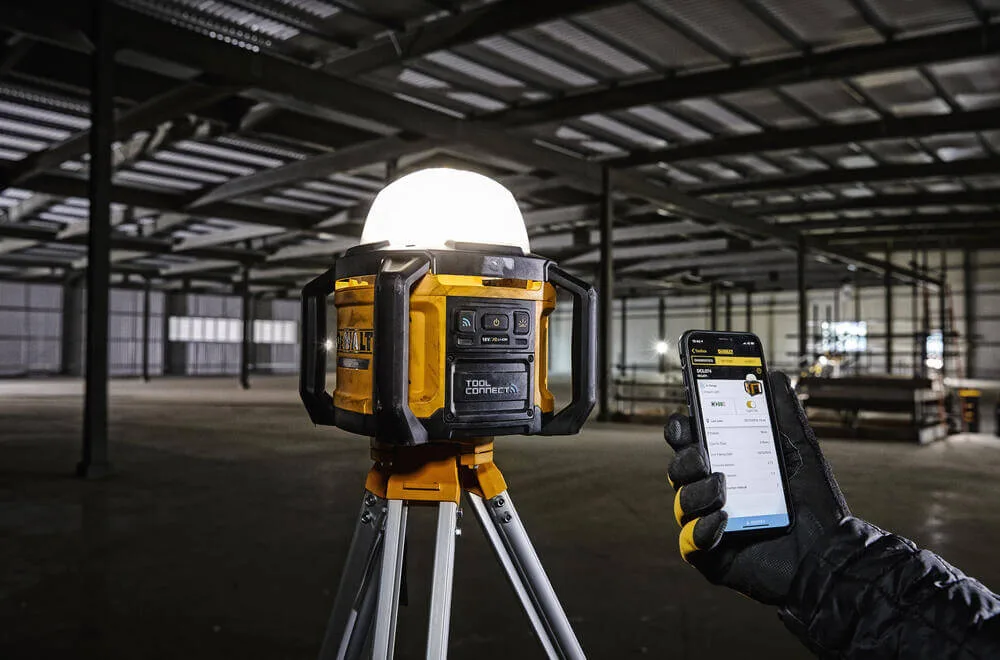 Аккумуляторный светодиодный фонарь DeWALT DCL074