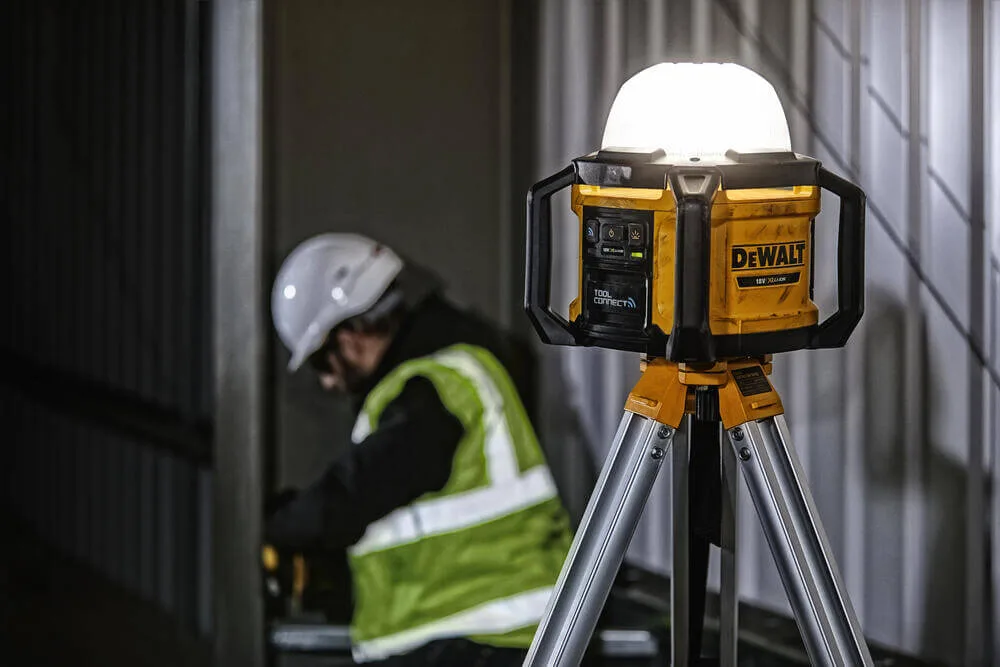 Аккумуляторный светодиодный фонарь DeWALT DCL074