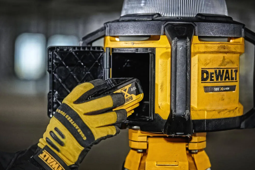 Аккумуляторный светодиодный фонарь DeWALT DCL074
