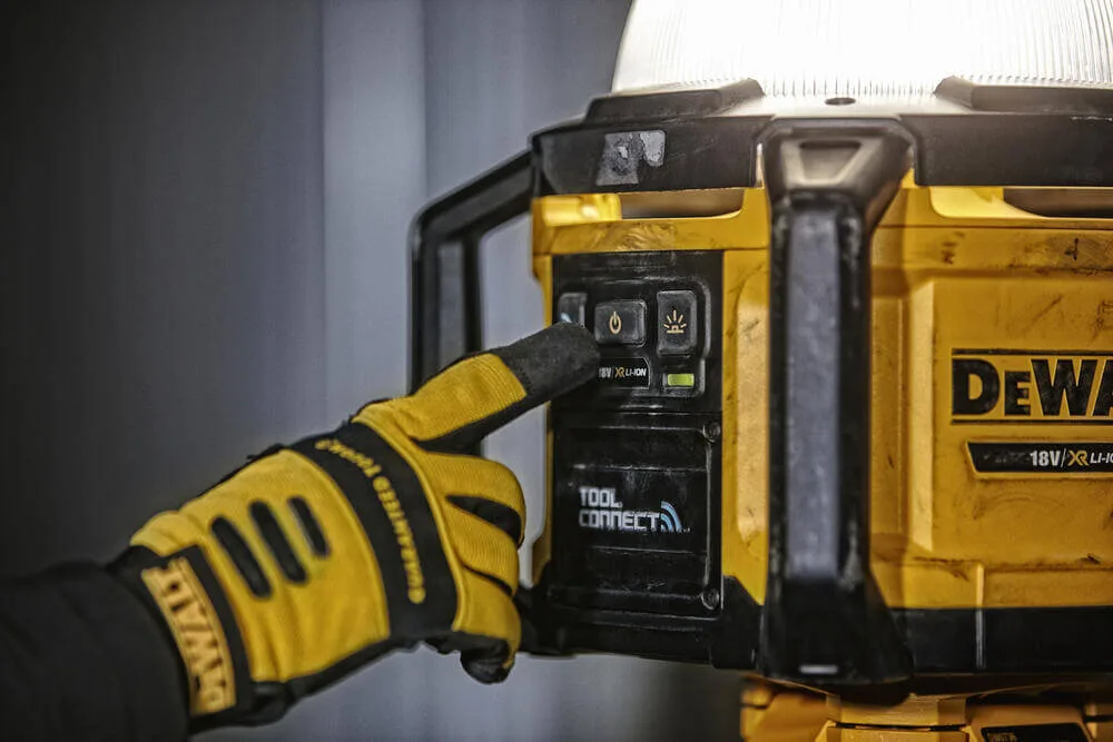 Аккумуляторный светодиодный фонарь DeWALT DCL074