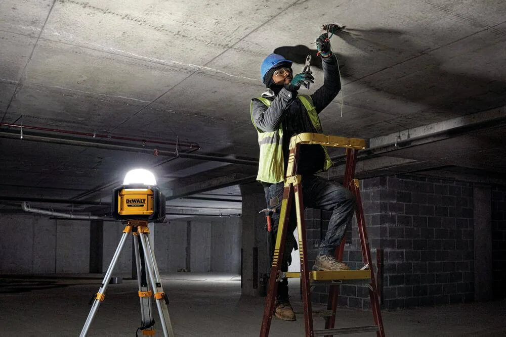 Аккумуляторный светодиодный фонарь DeWALT DCL074