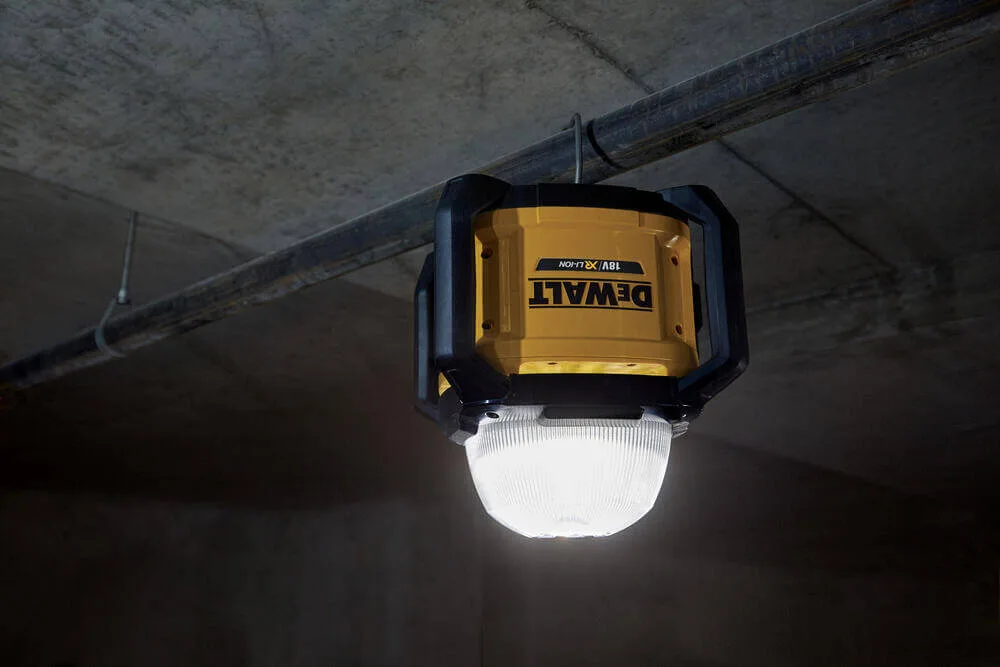 Аккумуляторный светодиодный фонарь DeWALT DCL074