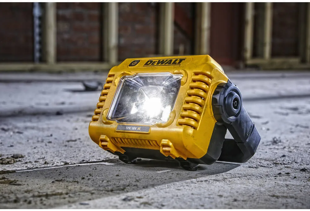 Аккумуляторный светодиодный фонарь DeWALT DCL077