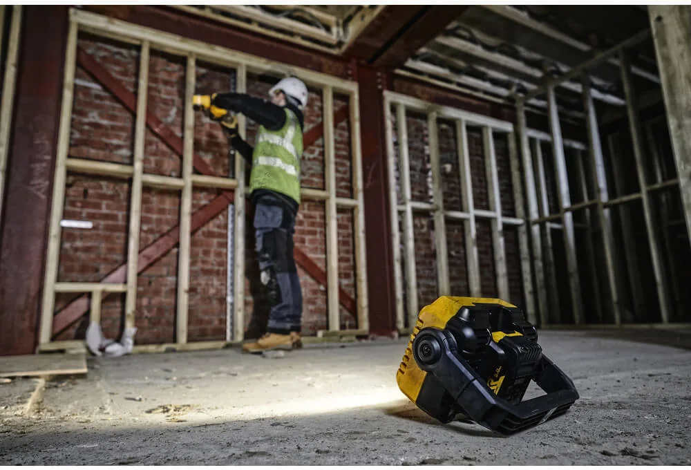 Аккумуляторный светодиодный фонарь DeWALT DCL077