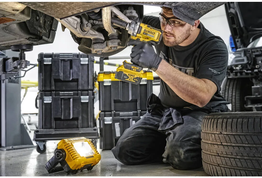 Аккумуляторный светодиодный фонарь DeWALT DCL077