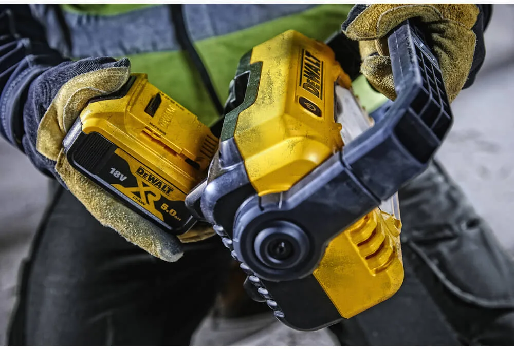 Аккумуляторный светодиодный фонарь DeWALT DCL077