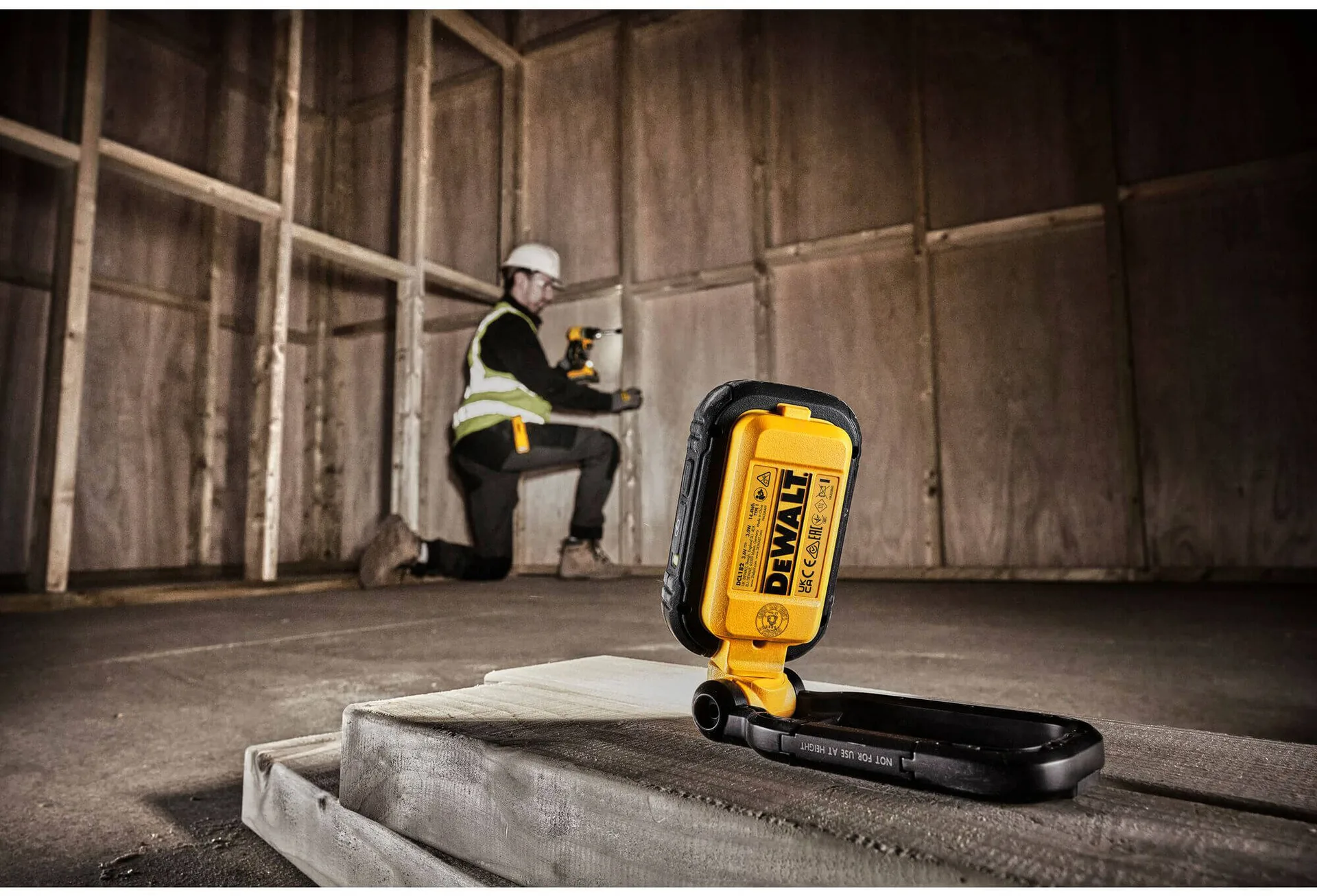 Аккумуляторный светодиодный фонарь DeWALT DCL182