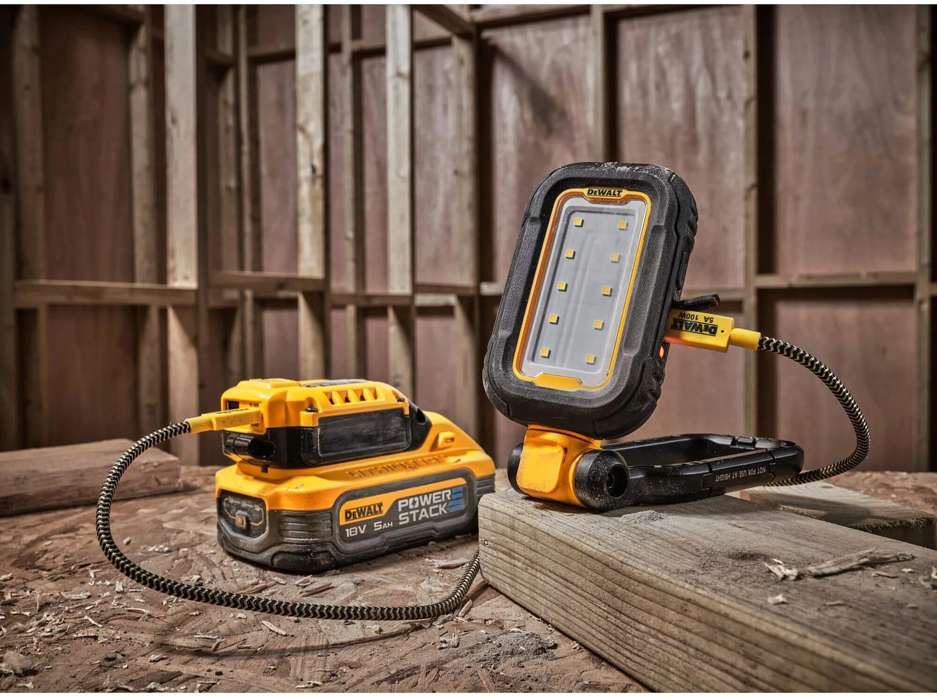 Аккумуляторный светодиодный фонарь DeWALT DCL182