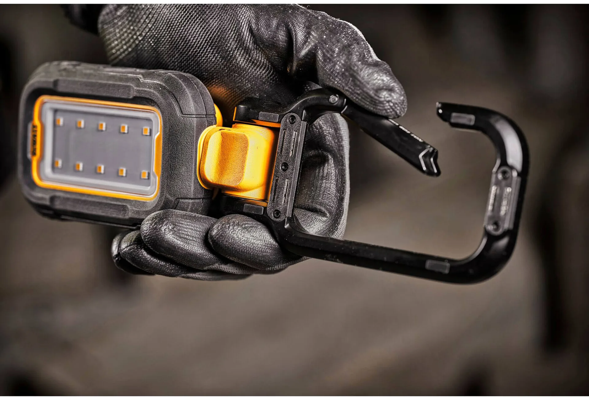 Аккумуляторный светодиодный фонарь DeWALT DCL182