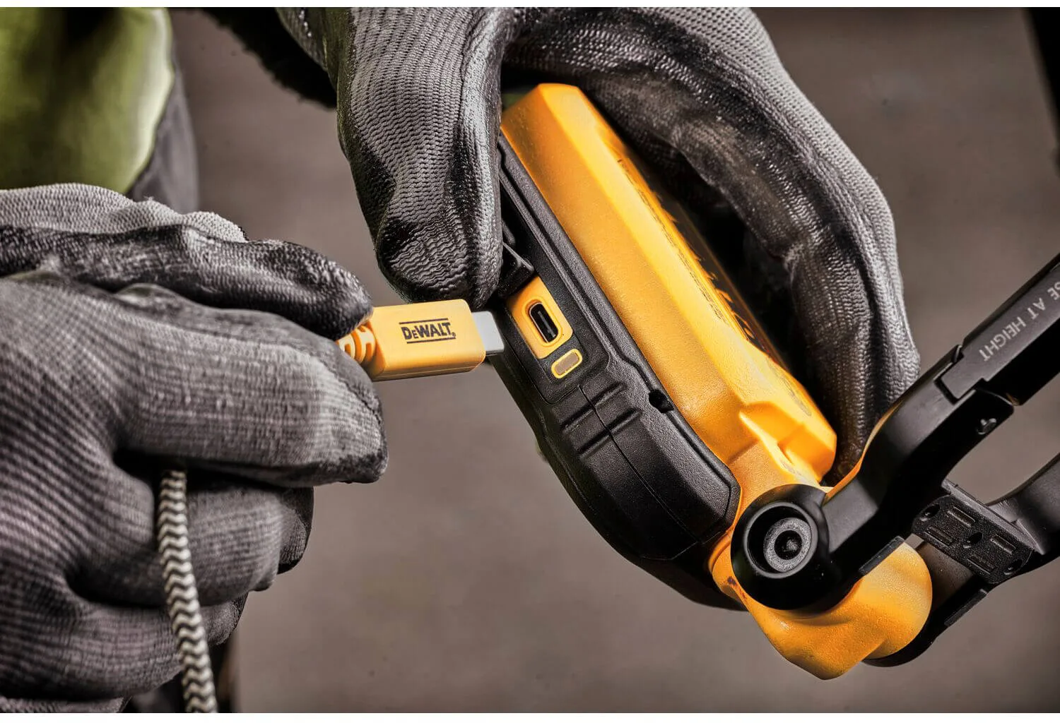 Аккумуляторный светодиодный фонарь DeWALT DCL182