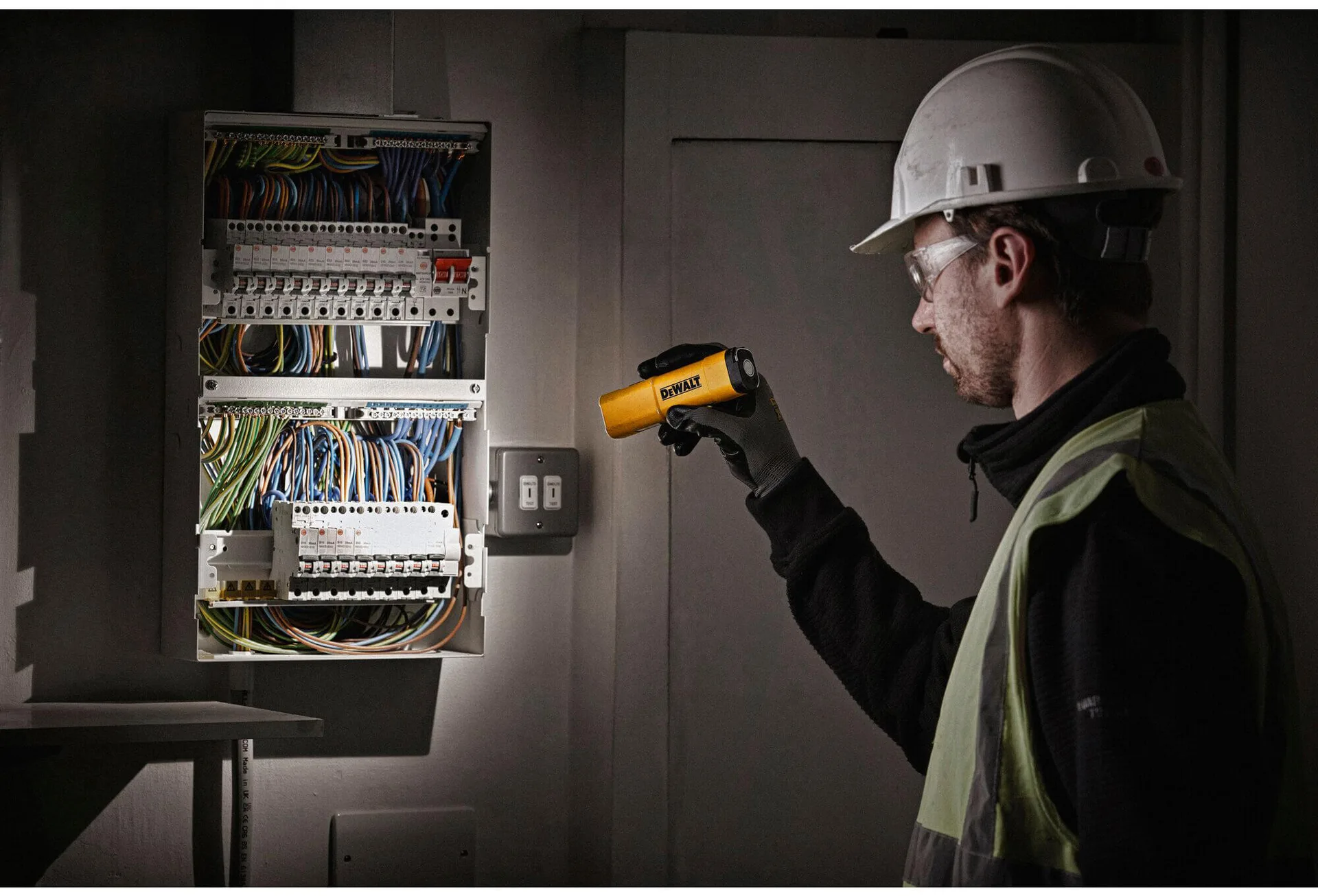 Аккумуляторный светодиодный фонарь DeWALT DCL183