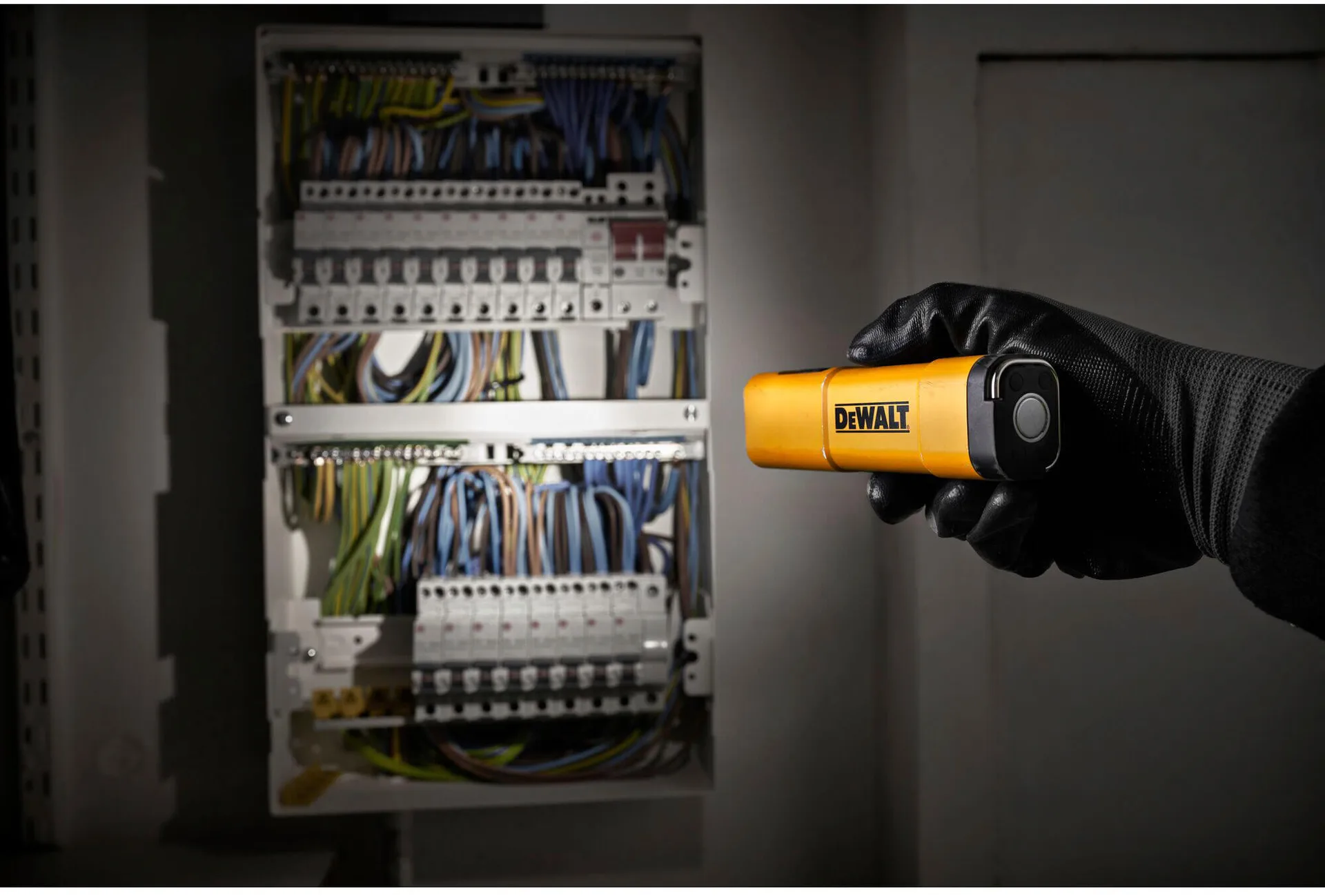 Аккумуляторный светодиодный фонарь DeWALT DCL183