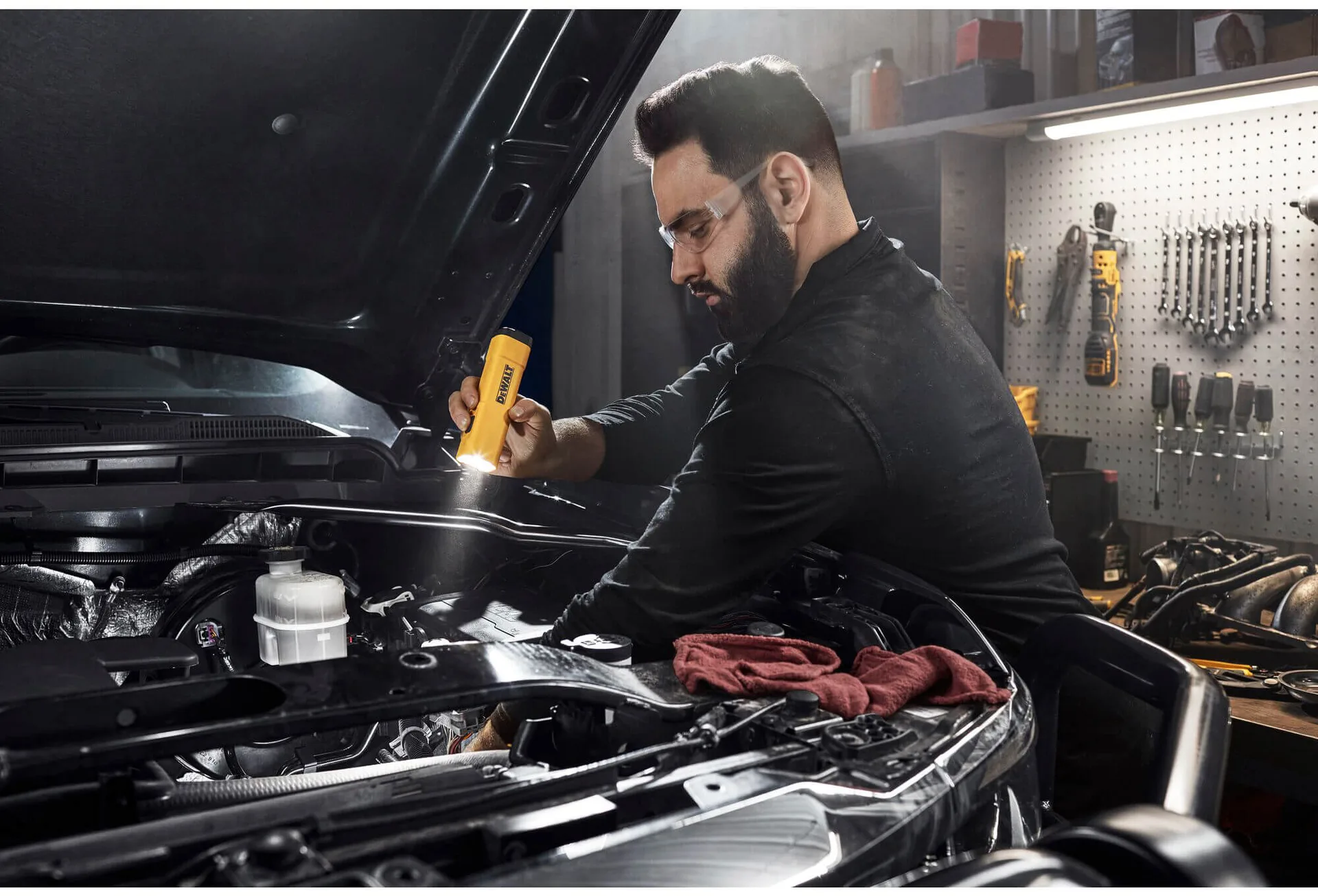 Аккумуляторный светодиодный фонарь DeWALT DCL183
