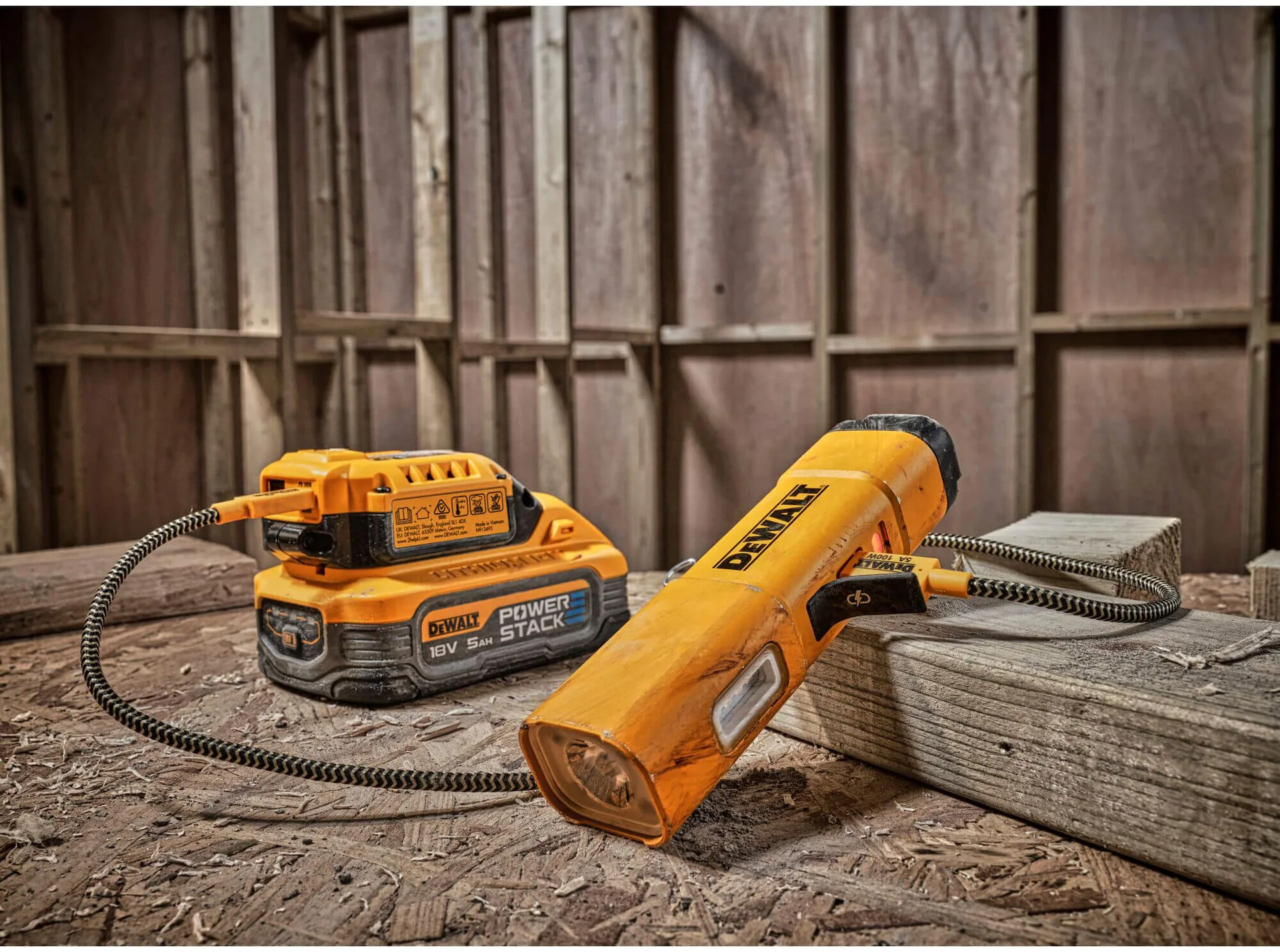 Аккумуляторный светодиодный фонарь DeWALT DCL183