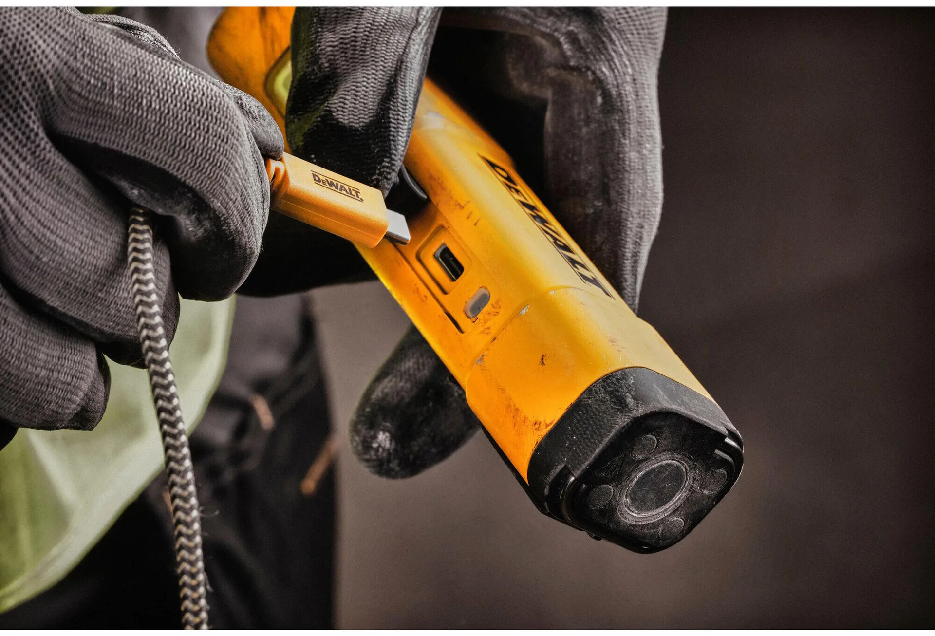 Аккумуляторный светодиодный фонарь DeWALT DCL183