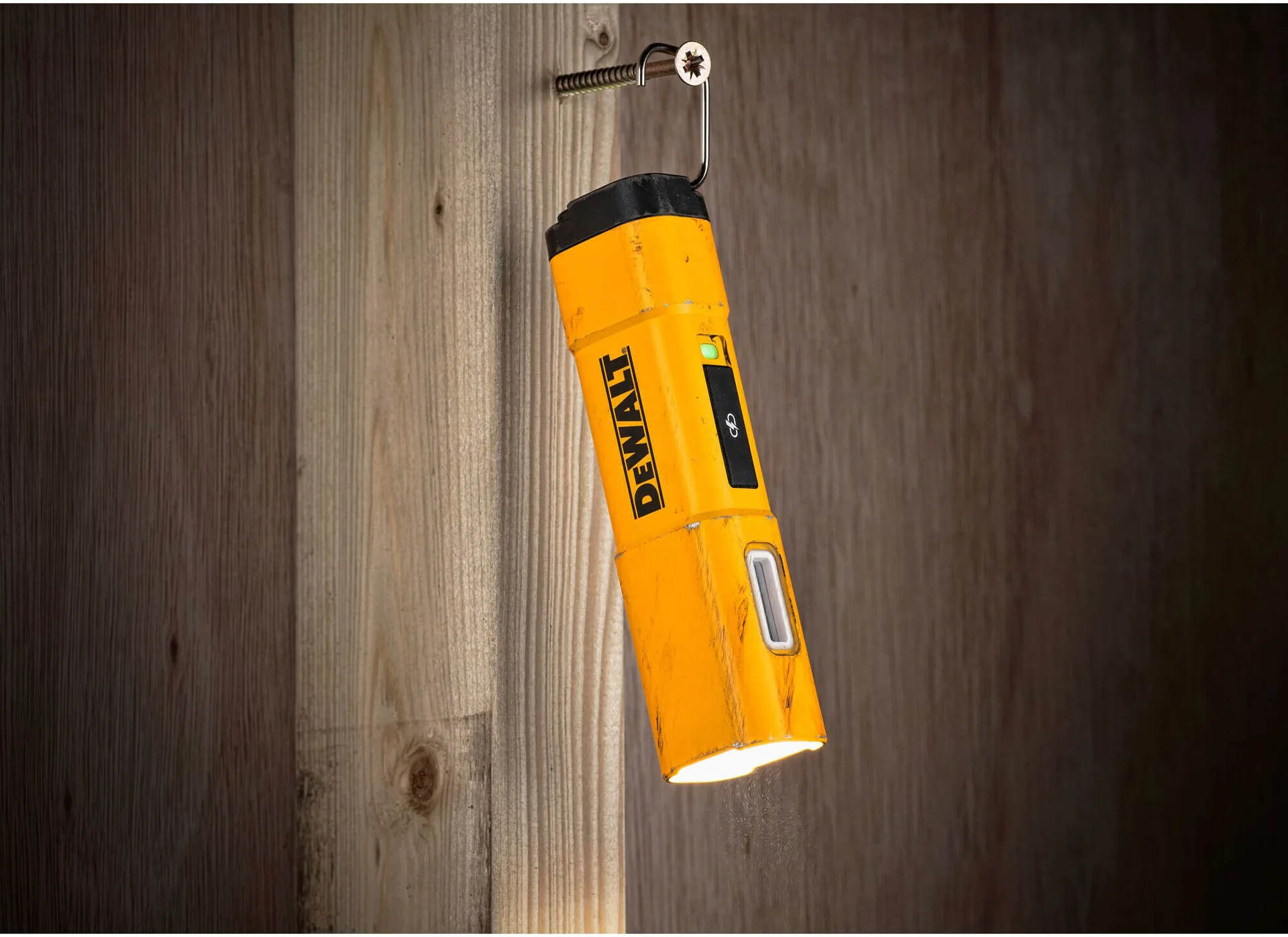 Аккумуляторный светодиодный фонарь DeWALT DCL183