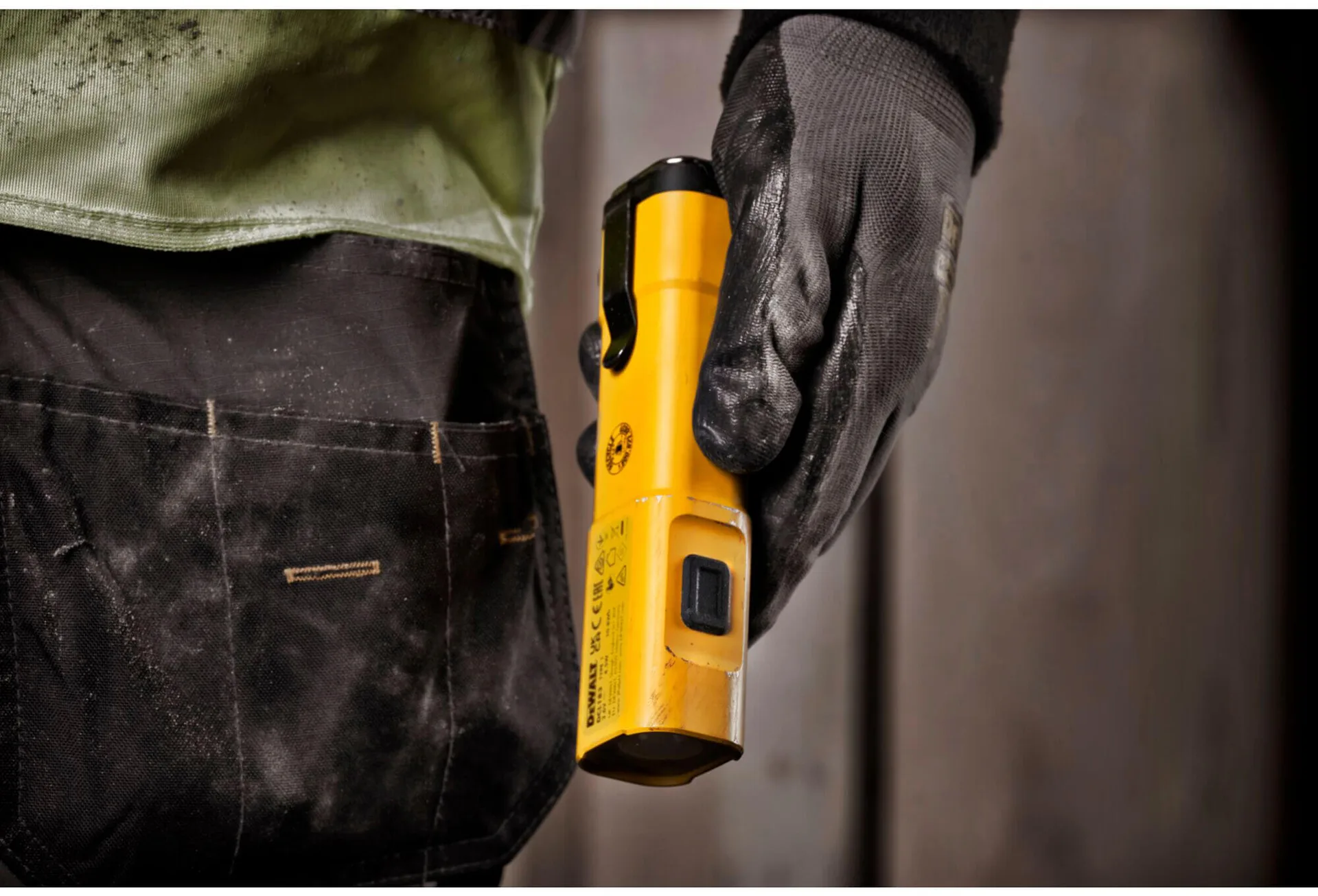 Аккумуляторный светодиодный фонарь DeWALT DCL183