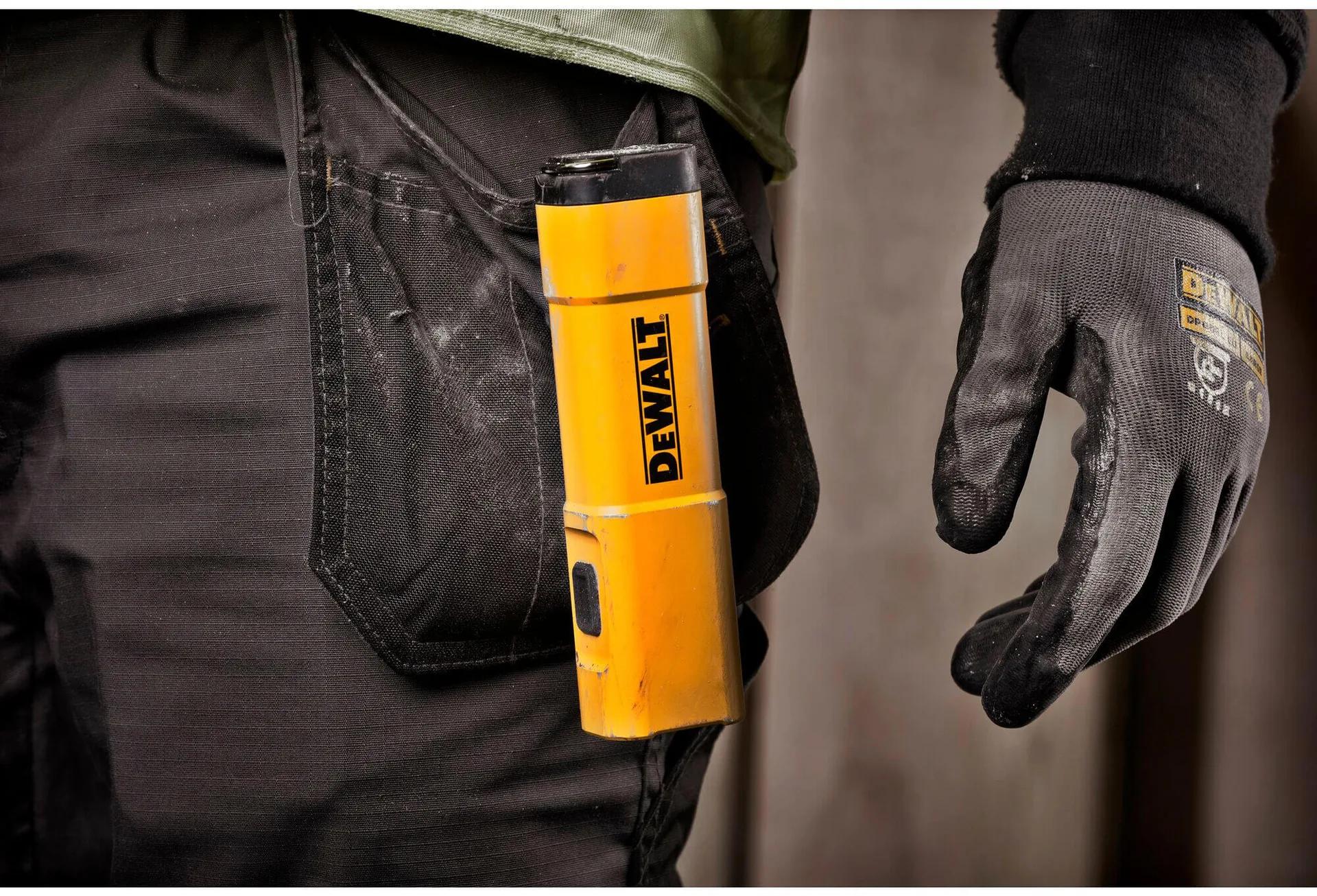 Аккумуляторный светодиодный фонарь DeWALT DCL183