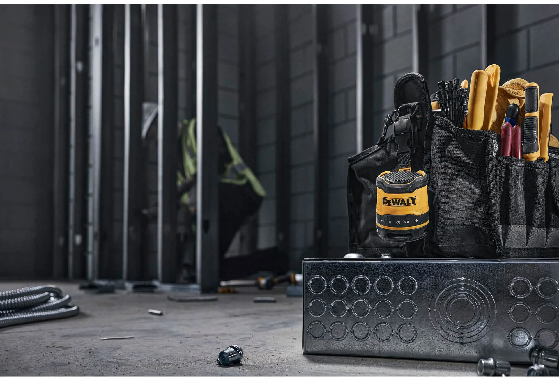 Портативная аккумуляторная колонка DeWALT DCR009