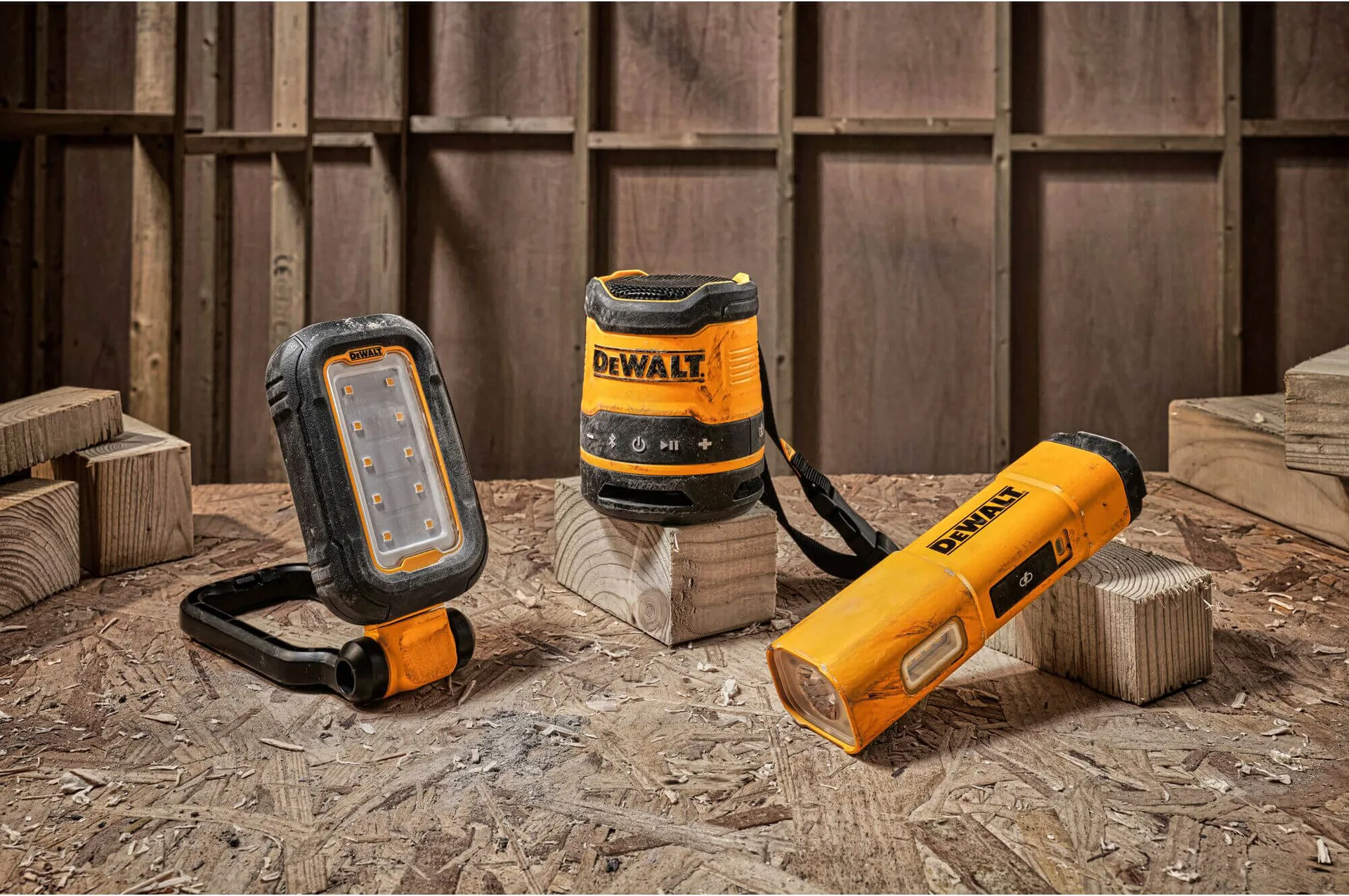 Портативная аккумуляторная колонка DeWALT DCR009
