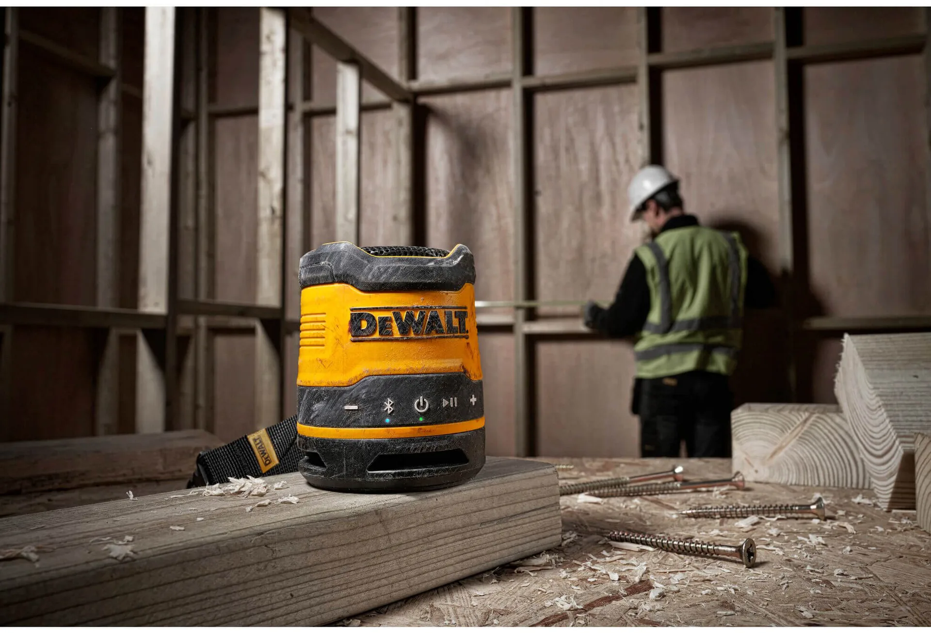 Портативная аккумуляторная колонка DeWALT DCR009