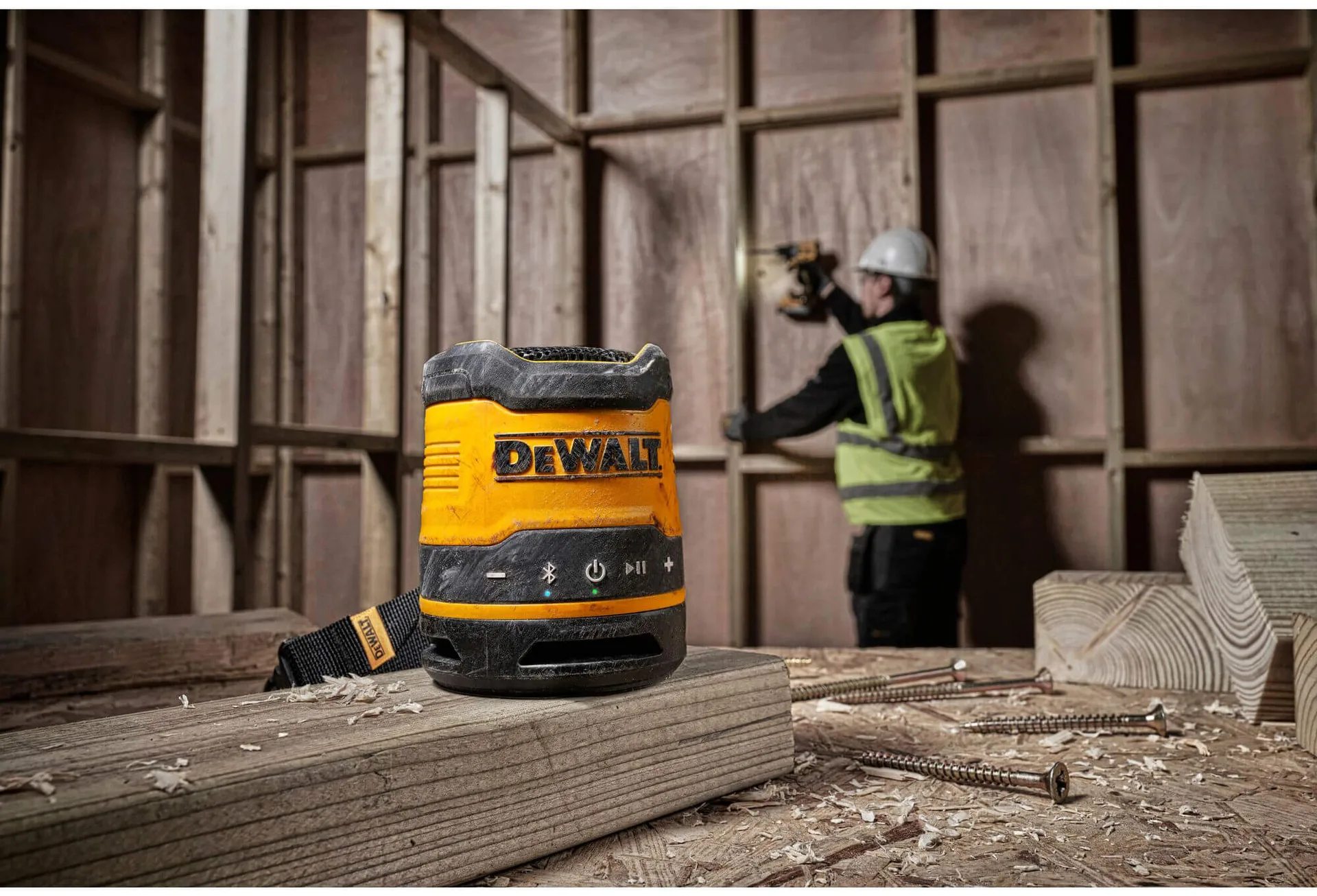 Портативная аккумуляторная колонка DeWALT DCR009