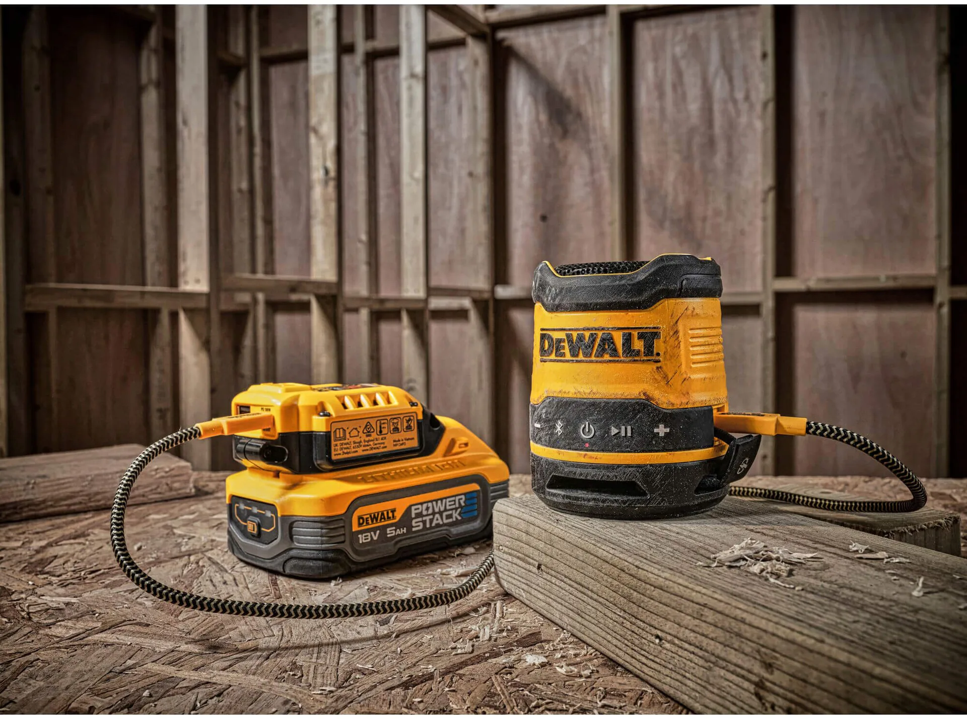 Портативная аккумуляторная колонка DeWALT DCR009