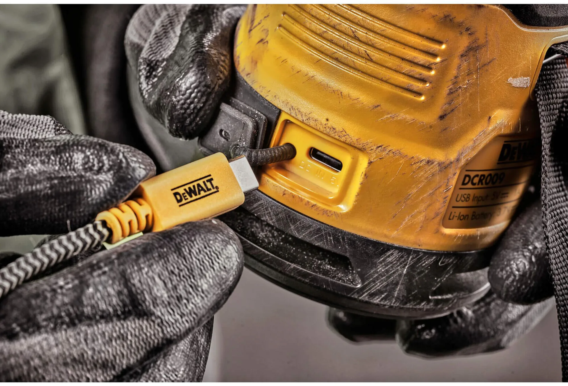 Портативная аккумуляторная колонка DeWALT DCR009