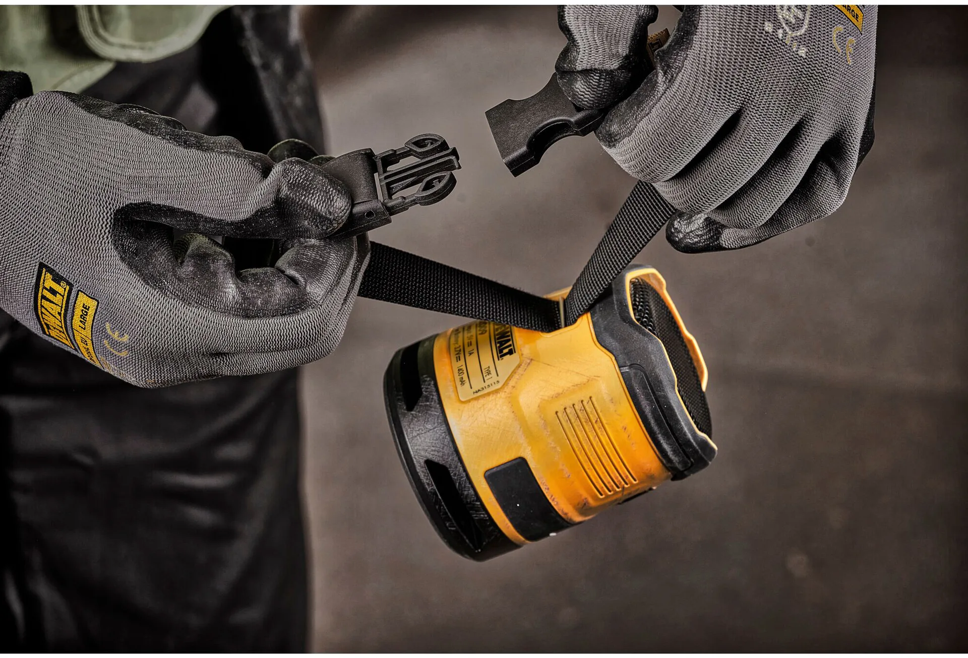 Портативная аккумуляторная колонка DeWALT DCR009