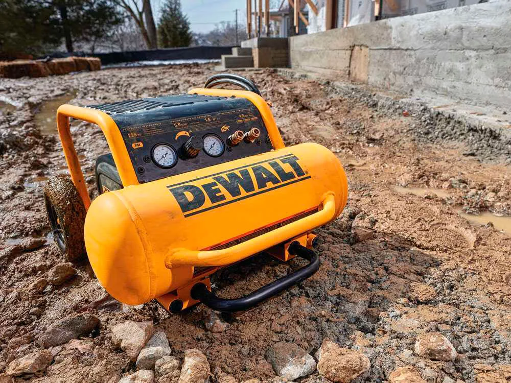 Безмасляный воздушный компрессор DeWALT DPC17PS