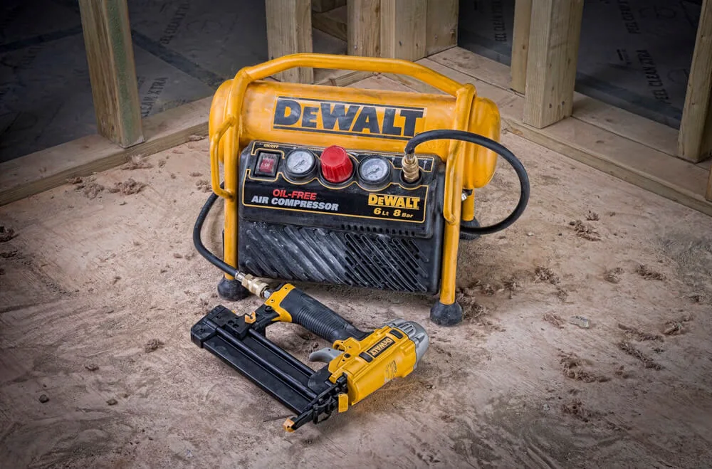 Безмасляный воздушный компрессор DeWALT DPC6MRC