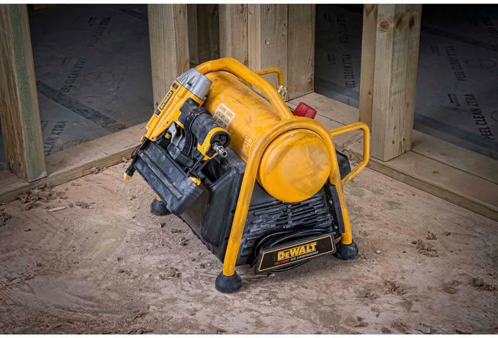 Безмасляный воздушный компрессор DeWALT DPC6MRC