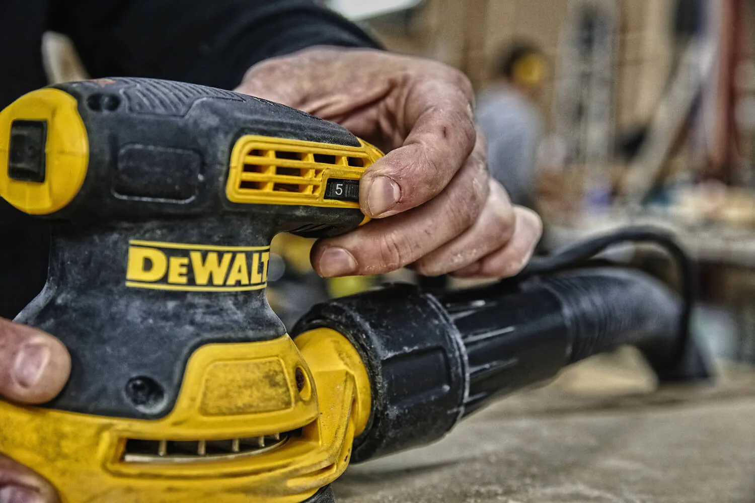 Эксцентриковая шлифмашина DeWalt DWE6423